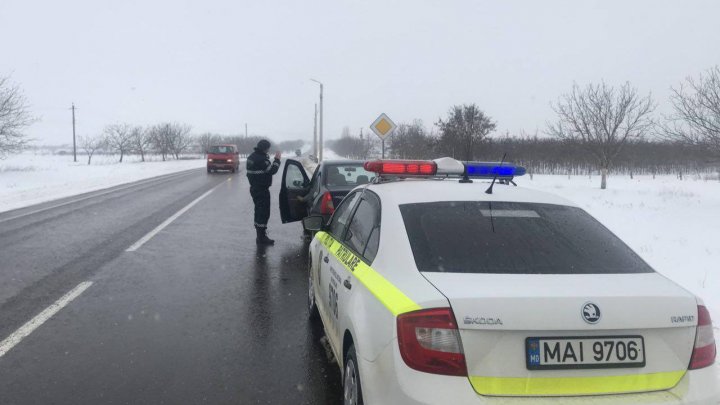 IARNĂ în toată legea în Moldova! 140 de inspectori de patrulare, pe drumurile naţionale pentru a ajuta şoferii aflaţi în dificultate (FOTO)