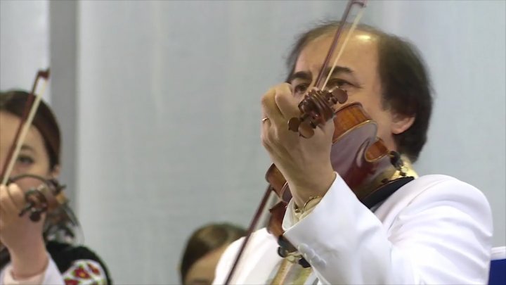 Concert de zile mari dedicat femeilor! Cum au încântat publicul orchestra Lăutarii în satul Bardar 