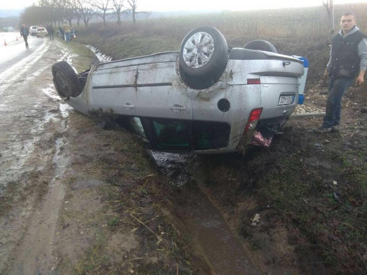 ACCIDENT CA-N FILMELE DE ACŢIUNE în raionul Ialoveni: Doi şoferi S-AU RĂSTURNAT cu mașinile într-un canal de scurgere a apei (FOTO)