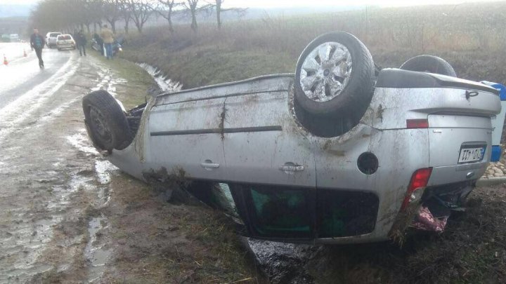 ACCIDENT CA-N FILMELE DE ACŢIUNE în raionul Ialoveni: Doi şoferi S-AU RĂSTURNAT cu mașinile într-un canal de scurgere a apei (FOTO)