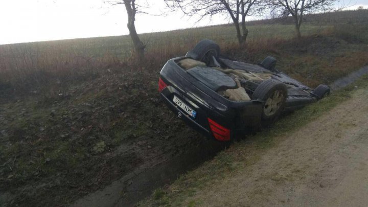 ACCIDENT CA-N FILMELE DE ACŢIUNE în raionul Ialoveni: Doi şoferi S-AU RĂSTURNAT cu mașinile într-un canal de scurgere a apei (FOTO)