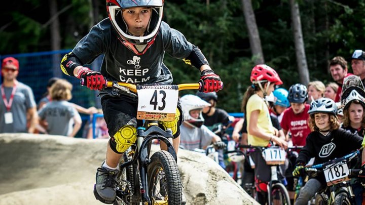 Turneul Pumptrack Challenge: Mai mulți sportivi au urcat pe biciclete și s-au întrecut pe un traseu cu obstacole