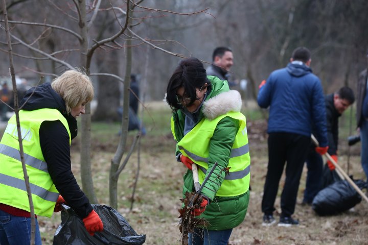 Mobilizare pentru salubrizare! Capitala s-a schimbat la faţă după marea curăţenie (FOTO)