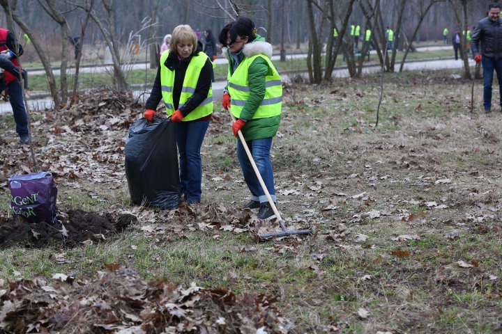 Marea Curățenie de primăvară din Capitală. Angajații Spații Verzi și locuitorii fac curat în toate parcurile și străzile