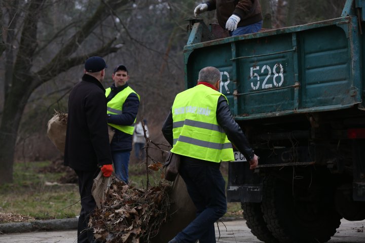 Marea Curățenie de primăvară din Capitală. Angajații Spații Verzi și locuitorii fac curat în toate parcurile și străzile