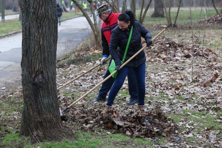 Marea Curățenie de primăvară din Capitală. Angajații Spații Verzi și locuitorii fac curat în toate parcurile și străzile