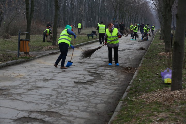 Mobilizare pentru salubrizare! Capitala s-a schimbat la faţă după marea curăţenie (FOTO)