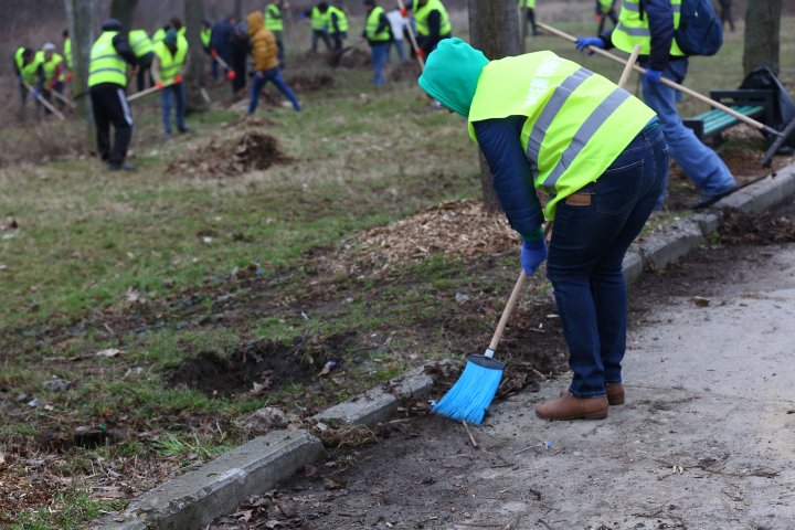 Mobilizare pentru salubrizare! Capitala s-a schimbat la faţă după marea curăţenie (FOTO)