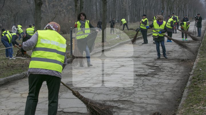 Marea Curățenie de primăvară din Capitală. Angajații Spații Verzi și locuitorii fac curat în toate parcurile și străzile