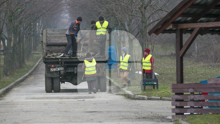 Marea Curățenie de primăvară din Capitală. Angajații Spații Verzi și locuitorii fac curat în toate parcurile și străzile