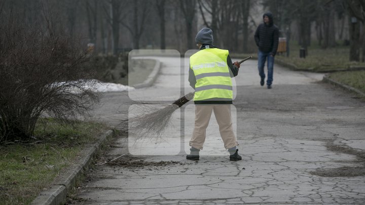 Marea Curățenie de primăvară din Capitală. Angajații Spații Verzi și locuitorii fac curat în toate parcurile și străzile