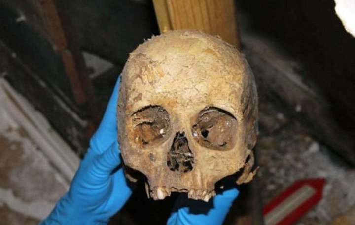 DESCOPERIRE ŞOCANTĂ! Ce a găsit un cuplu în pereții casei în care abia se mutaseră