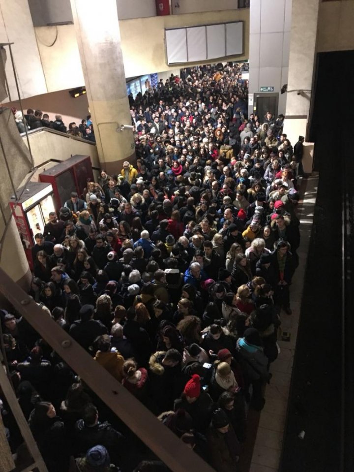 Aglomerație ieșită din comun la un metrou din București. Care este motivul (FOTO/VIDEO)