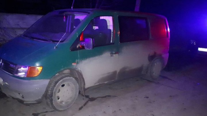 Microbuz tras pe dreapta la frontieră. Ce transporta un moldovean, care a rămas fără business-ul său de ZECI DE MII DE LEI