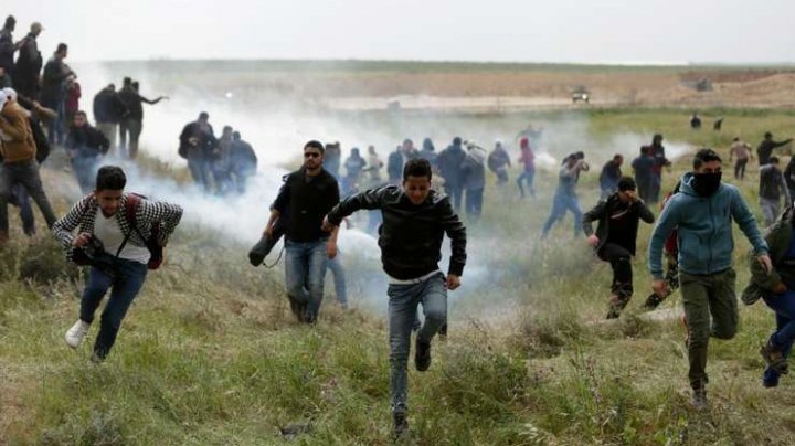 Un palestinian ucis şi zeci răniţi cu muniţie de război de militari israelieni, în protestele de la graniţa cu Israelul