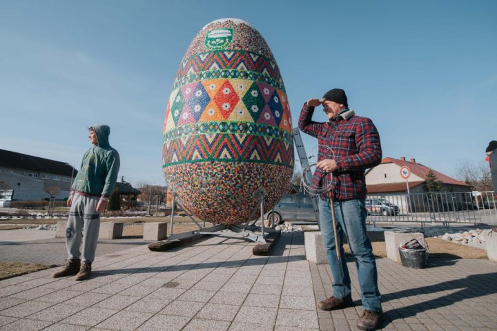 Într-un sat din Slovacia a fost montat cel mai mare ou de Paște din lume. Cum arată (FOTO)