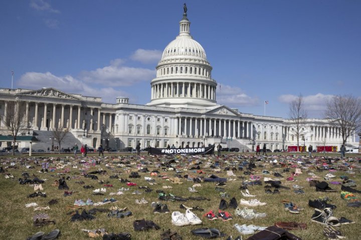 Protest inedit în SUA: Aproape 7.000 de perechi de pantofi puși în fața Capitoliului din Washington