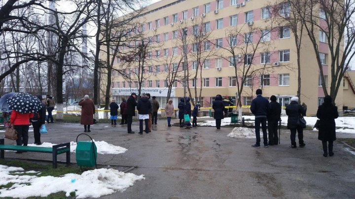 ALERTA CU BOMBĂ la policlinica nr. 10 din Chişinău este falsă. La faţa locului s-au deplasat geniştii de la BombTech