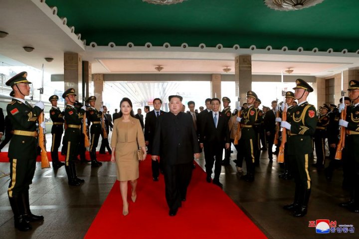 Imaginile care au uimit o lume întreagă! Cum s-a îmbrăcat soția lui Kim Jong-un în China (FOTO)