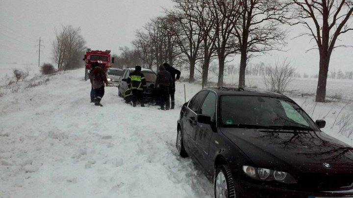 Salvatorii, în ajutorul şoferilor blocaţi în zăpadă. 19 autovehicule, tractate în ultimele 24 de ore (VIDEO/FOTO)