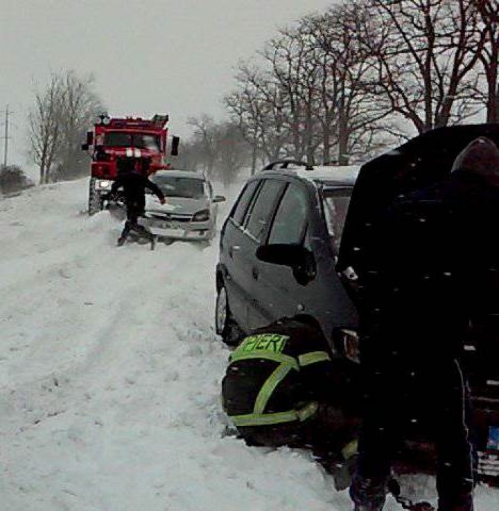 Salvatorii, în ajutorul şoferilor blocaţi în zăpadă. 19 autovehicule, tractate în ultimele 24 de ore (VIDEO/FOTO)