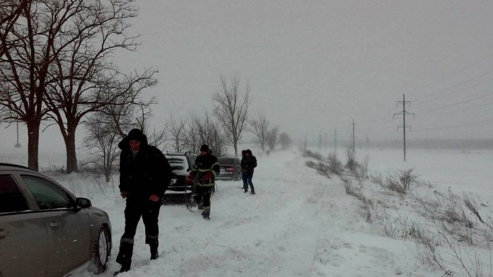 Salvatorii, în ajutorul şoferilor blocaţi în zăpadă. 19 autovehicule, tractate în ultimele 24 de ore (VIDEO/FOTO)