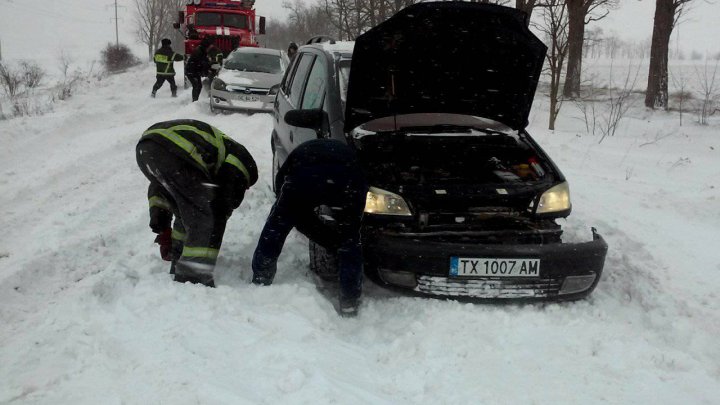 Un microbuz şcolar în care se aflau copii şi urma să ajungă la Căuşeni, blocat în zăpadă. Salvatorii au intervenit de urgenţă