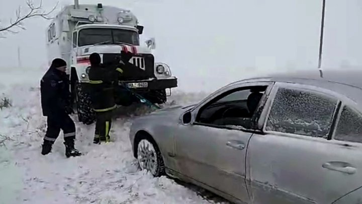 Un microbuz şcolar în care se aflau copii şi urma să ajungă la Căuşeni, blocat în zăpadă. Salvatorii au intervenit de urgenţă