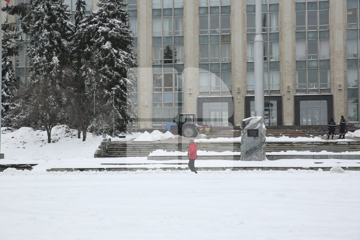 Cum arată Chișinăul după ninsoarea de primăvară (FOTOREPORT)