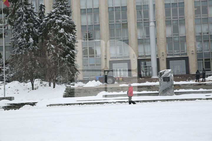 Cum arată Chișinăul după ninsoarea de primăvară (FOTOREPORT)