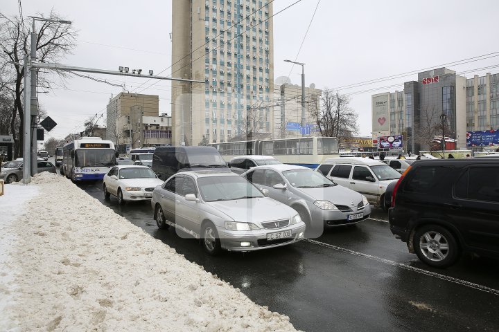 Cum arată Chișinăul după ninsoarea de primăvară (FOTOREPORT)