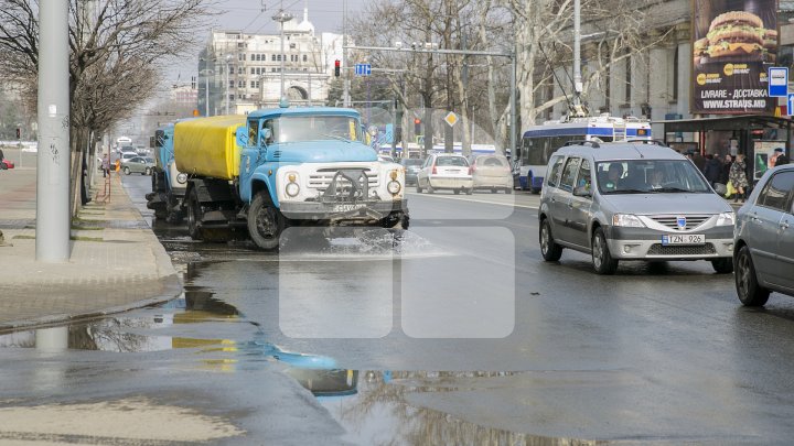 Străzi spălate în Chişinău. Silvia Radu: Acest lucru trebuie să devină un obicei (VIDEO)