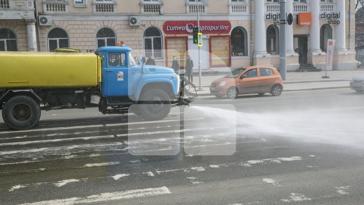 Străzi spălate în Chişinău. Silvia Radu: Acest lucru trebuie să devină un obicei (VIDEO)