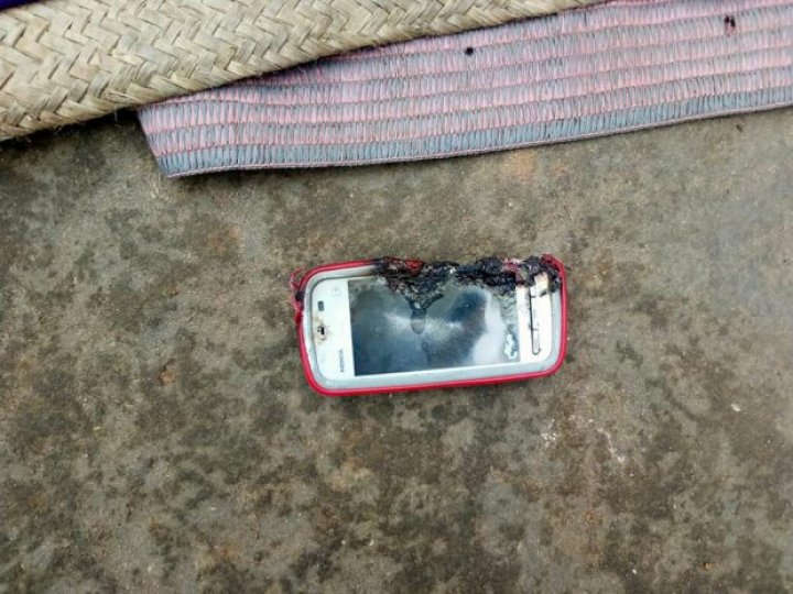 O tânără de 18 ani a murit după ce telefonul mobil i-a explodat în timp ce vorbea la el (FOTO)