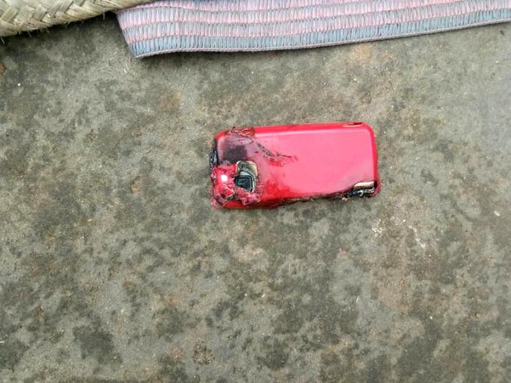 O tânără de 18 ani a murit după ce telefonul mobil i-a explodat în timp ce vorbea la el (FOTO)