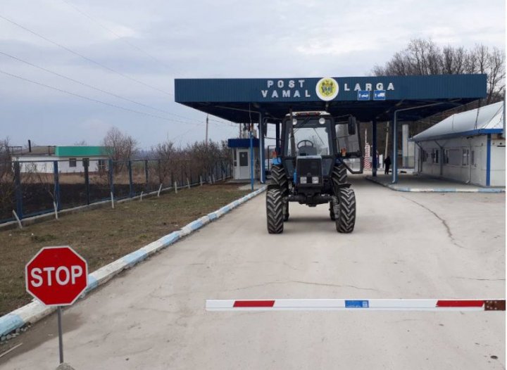 Şi-a cumpărat tractor, a primit subvenţii de la stat în valoare de 300 de mii de lei, apoi l-a vândut în Ucraina