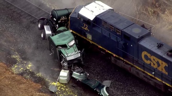 ALERTĂ într-un orăşel din SUA, după ce un tren mărfar s-a ciocnit cu un camion ce transporta tone de acid clorhidric. Localnicii, ÎN PERICOL