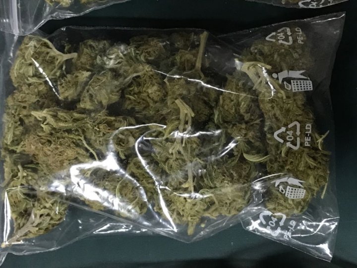 Peste 100 grame de marijuana si 50 grame de hasis, descoperite la vamă. Cine sunt tinerii