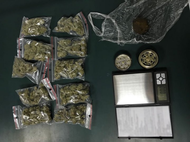 Peste 100 grame de marijuana si 50 grame de hasis, descoperite la vamă. Cine sunt tinerii