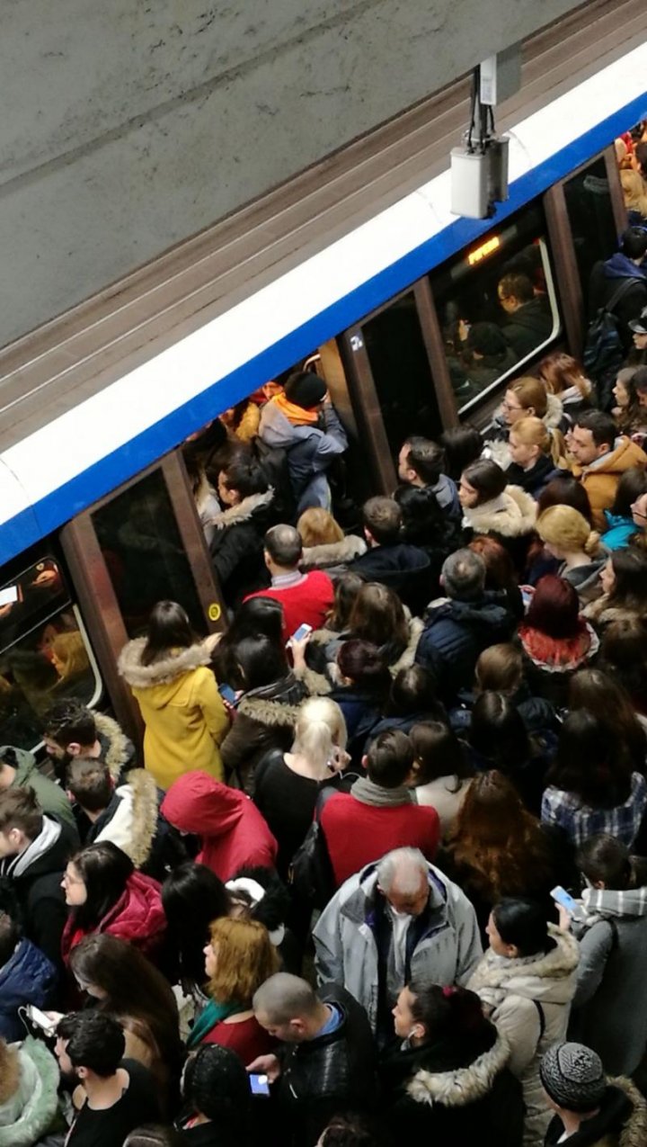 Aglomerație ieșită din comun la un metrou din București. Care este motivul (FOTO/VIDEO)