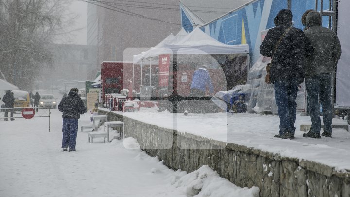 Se circulă cu dificultate pe drumurile din ţară. Pe unele şosele se înregistrează polei 