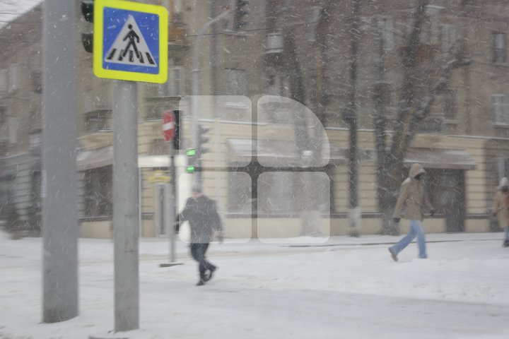 FENOMENE DE IARNĂ EXTREMĂ în luna Martie. Cum s-a circulat în Chişinău pe ninsoare abundentă (FOTOREPORT)