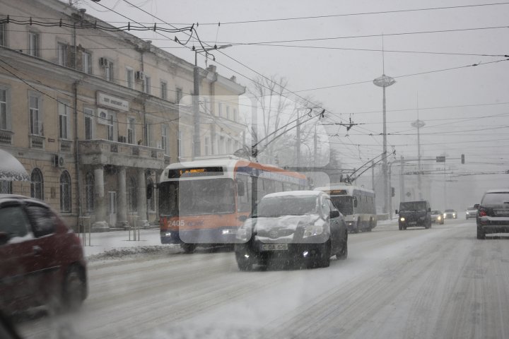 FENOMENE DE IARNĂ EXTREMĂ în luna Martie. Cum s-a circulat în Chişinău pe ninsoare abundentă (FOTOREPORT)