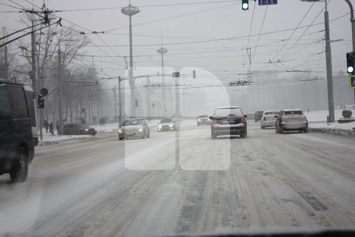 FENOMENE DE IARNĂ EXTREMĂ în luna Martie. Cum s-a circulat în Chişinău pe ninsoare abundentă (FOTOREPORT)