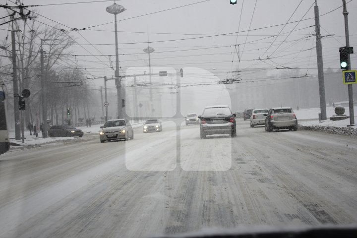 FENOMENE DE IARNĂ EXTREMĂ în luna Martie. Cum s-a circulat în Chişinău pe ninsoare abundentă (FOTOREPORT)