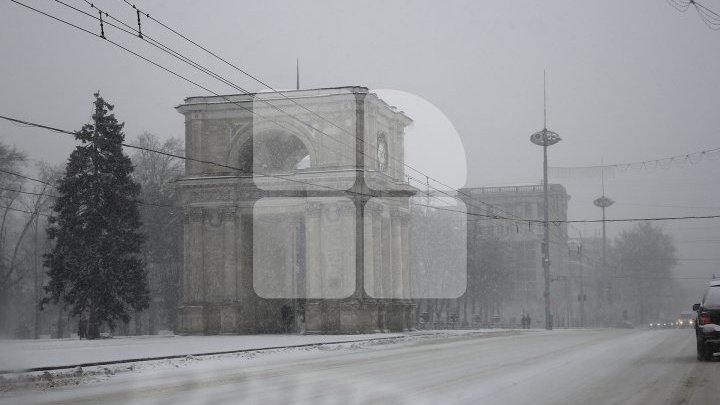 FENOMENE DE IARNĂ EXTREMĂ în luna Martie. Cum s-a circulat în Chişinău pe ninsoare abundentă (FOTOREPORT)