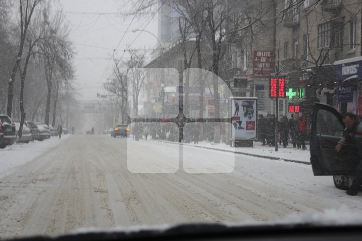 FENOMENE DE IARNĂ EXTREMĂ în luna Martie. Cum s-a circulat în Chişinău pe ninsoare abundentă (FOTOREPORT)