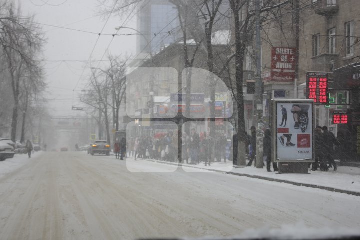 FENOMENE DE IARNĂ EXTREMĂ în luna Martie. Cum s-a circulat în Chişinău pe ninsoare abundentă (FOTOREPORT)