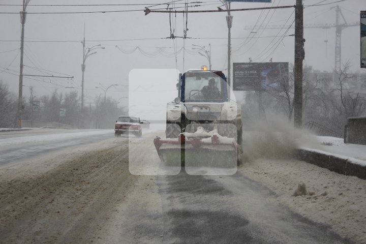 FENOMENE DE IARNĂ EXTREMĂ în luna Martie. Cum s-a circulat în Chişinău pe ninsoare abundentă (FOTOREPORT)