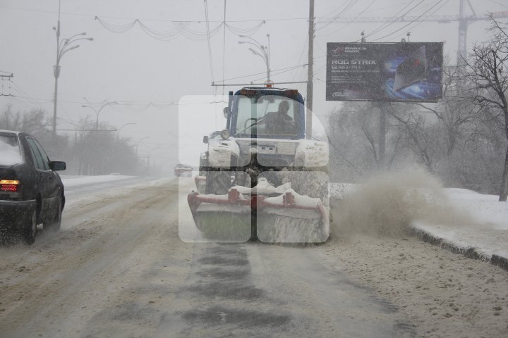 FENOMENE DE IARNĂ EXTREMĂ în luna Martie. Cum s-a circulat în Chişinău pe ninsoare abundentă (FOTOREPORT)